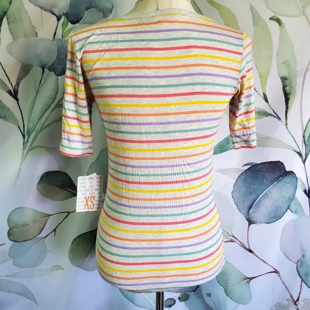 LULAROE | Gigi Tee in Gray Rainbow Stripe sz XS - Picture 3 of 7